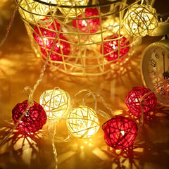 1 Set of Red and White 5cm Rattan Cane 50 Ball Battery Powered LONG 5m String Lights Christmas Gift Home Wedding Party Bedroom Decoration Table Centrepiece